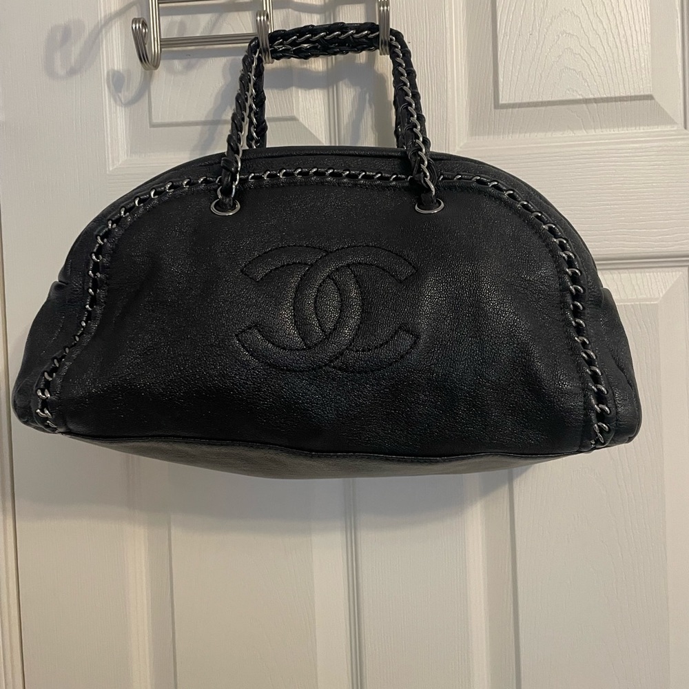 Chanel chain shoulder bag (black)